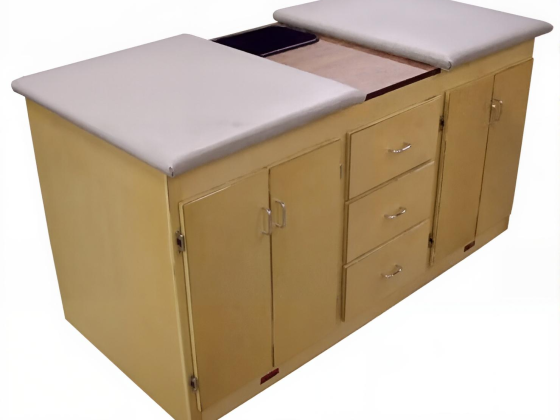 Single taping station with storage for athletic training rooms